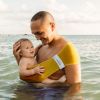 Echarpe de portage pour activité aquatique Safran (taille S) NéoBulle Ambiance 4