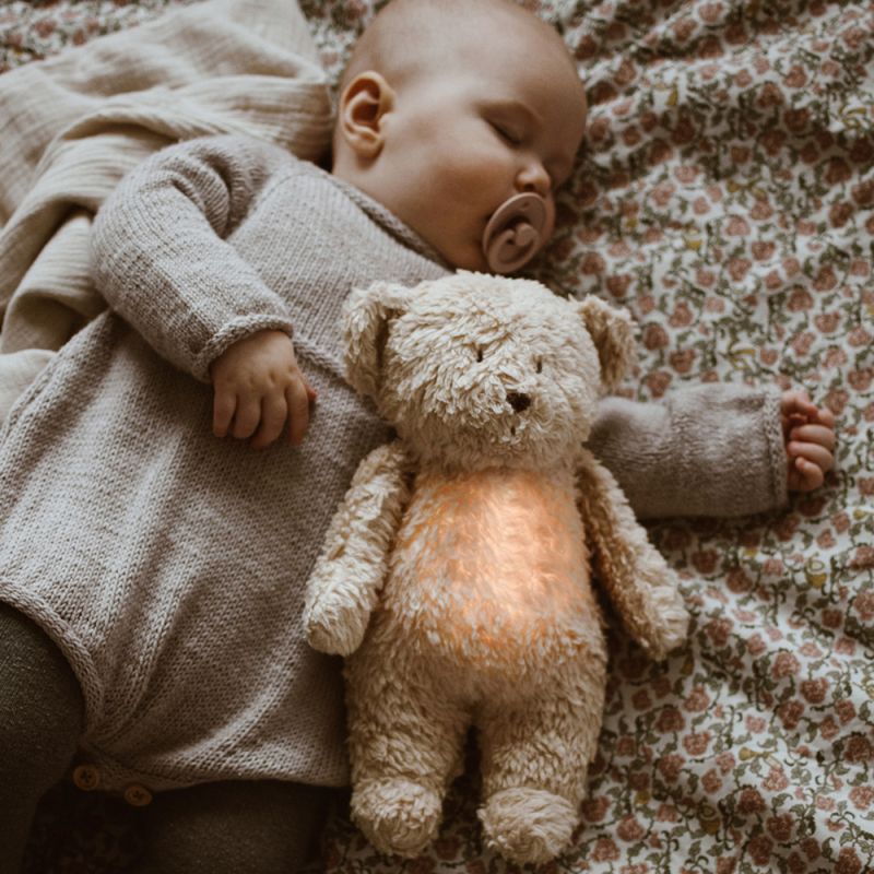 Image d'ambiance de présentation du produit Peluche veilleuse Ours sable - Moonie