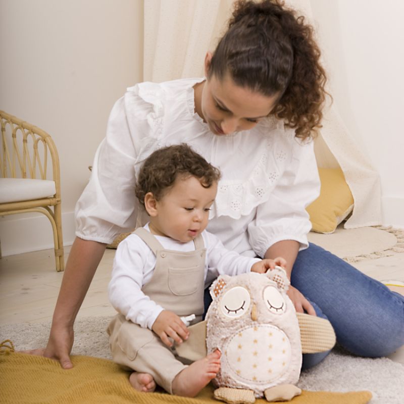 Image d'ambiance de présentation du produit Peluche musicale bruit blanc hibou rêveur Smart Sensor - Cloud B