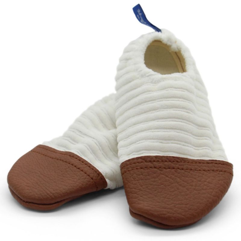 Chaussons Les Petits Velours écru (pointures 21-23) Les Pas Petits Produit 1