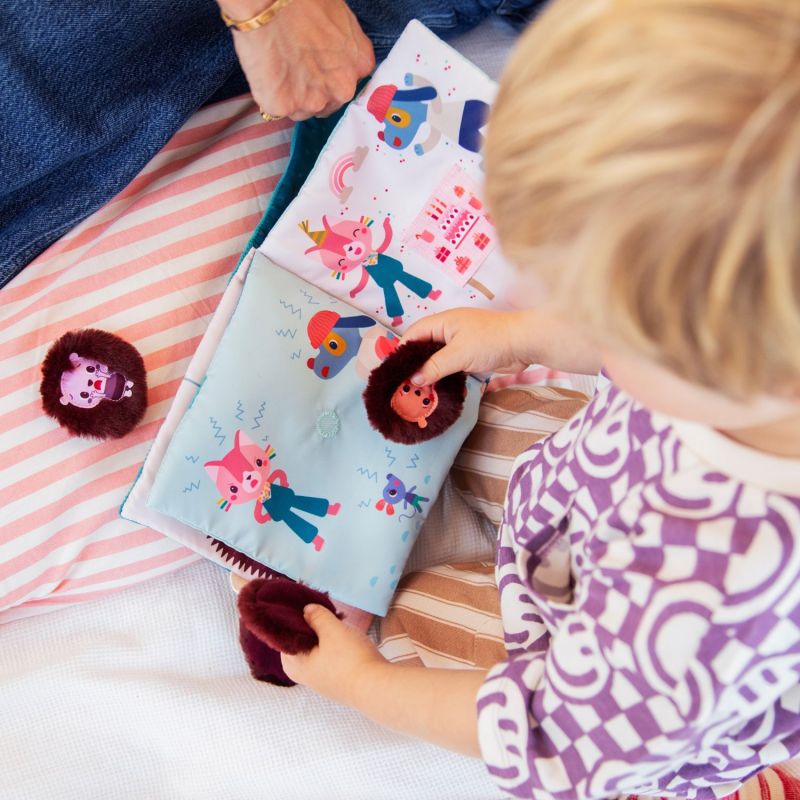 Livre d'activités en tissu Emotions de Leon Lilliputiens Ambiance 2