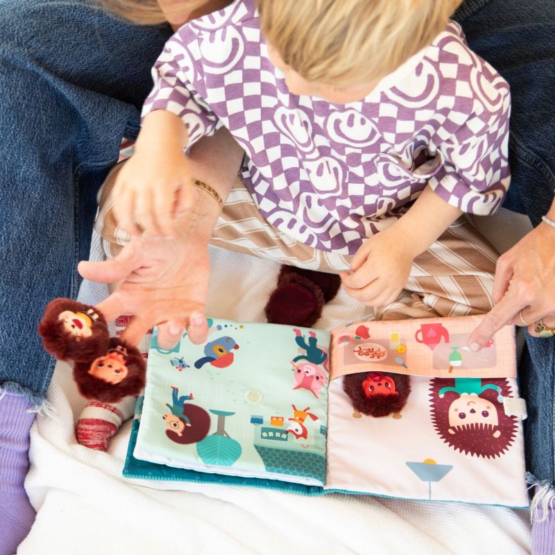 Livre d'activités en tissu Emotions de Leon Lilliputiens Ambiance 9