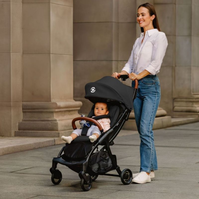 Poussette Stroll Lite Noir Onyx Globber Ambiance 2