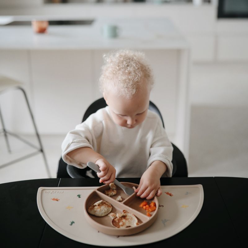 Image d'ambiance de présentation du produit Assiette à compartiments en silicone avec ventouse Natural - Mushie