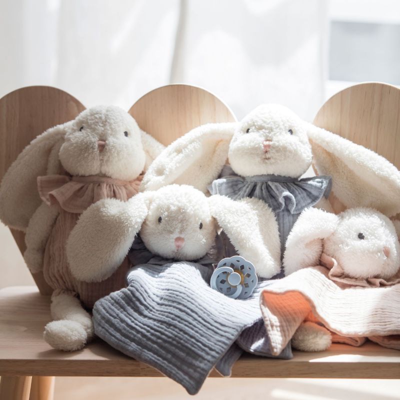 Peluche lapin Cloud (34 cm) Walking Mum Ambiance 9