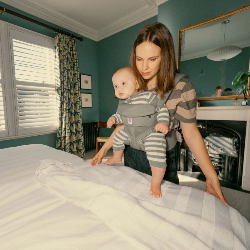 Porte bébé Omni Classic Mesh Soft Olive Ergobaby Ambiance 2
