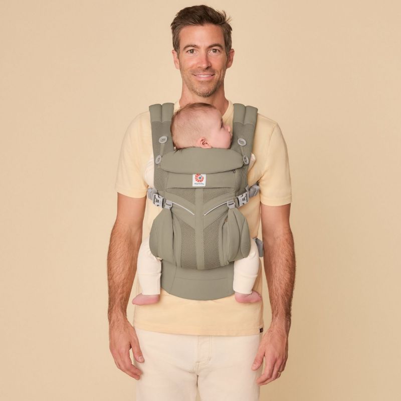 Porte bébé Omni Classic Mesh Soft Olive Ergobaby Ambiance 7