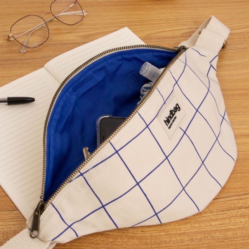 Sac banane Olivia Le Carnet Ecru-Bleu Hindbag Ambiance 3