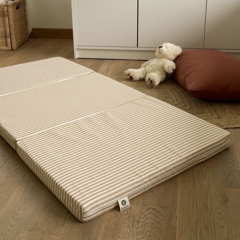 Matelas de voyage pliant rayé Ambre (60 x 120 cm) Kadolis Ambiance 2