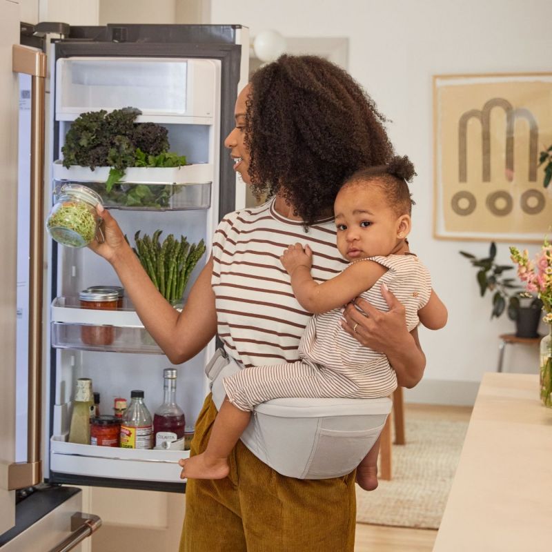 Porte bébé enfant Lift Hip Gris Clair Ergobaby Ambiance 2