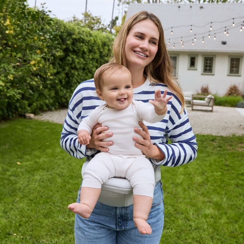 Porte bébé enfant Lift Hip Gris Clair Ergobaby Ambiance 8