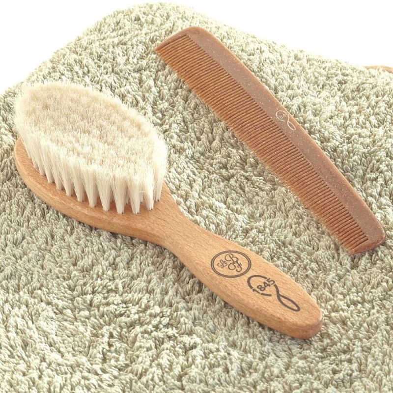 Image d'ambiance de présentation du produit Brosse à cheveux bébé en hêtre rouge et soie de chèvre - Le Biberon Français