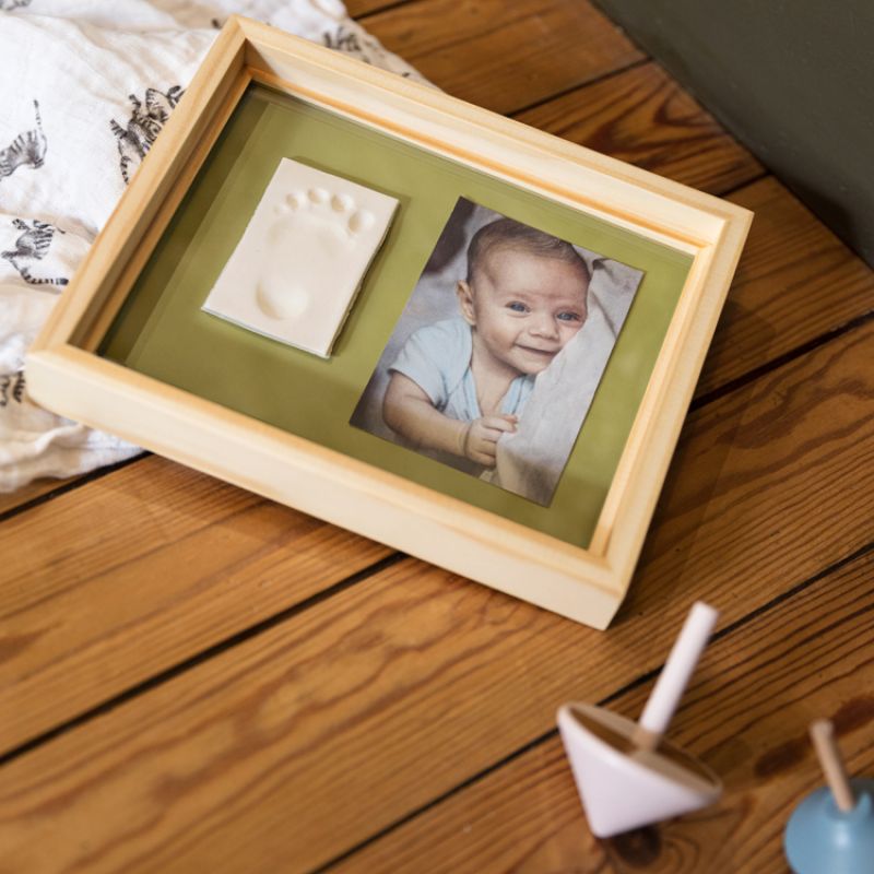 Image d'ambiance de présentation du produit Cadre photo empreinte en bois Pure Frame avec fond réversible - Baby Art