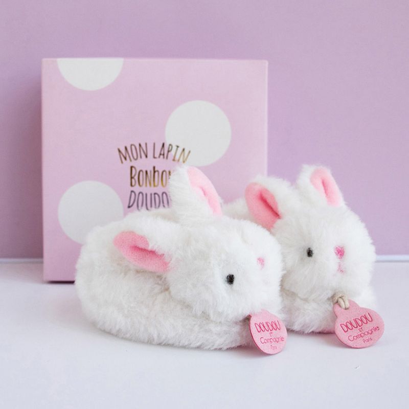 Image d'ambiance de présentation du produit Coffret chaussons hochet Mon tout petit lapin rose (0-6 mois) - Doudou et Compagnie