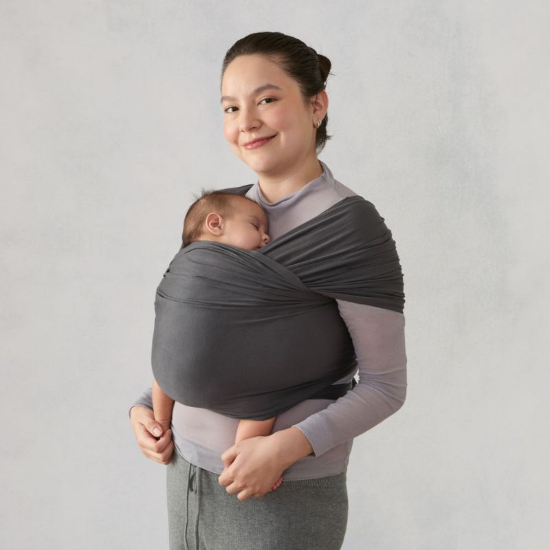 Echarpe de portage Aura Knit Soft Black Ergobaby Ambiance 3