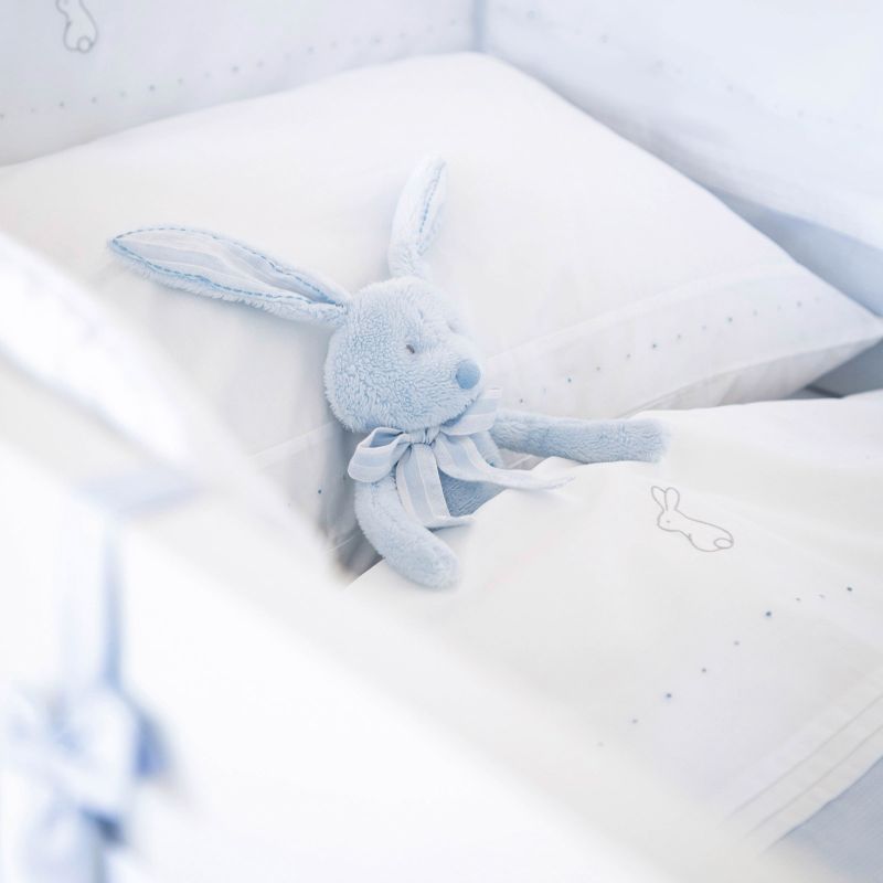 Image d'ambiance de présentation du produit Peluche Augustin le lapin bleu (40 cm) - Tartine et Chocolat