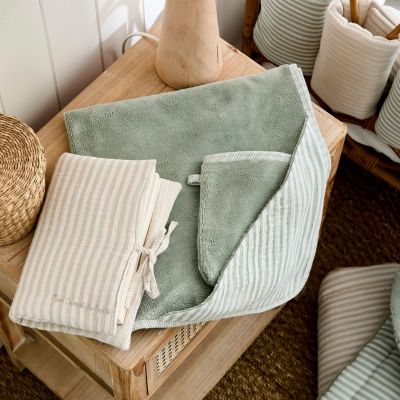 Cape de bain + gant éponge bambou et gaze rayé vert de gris