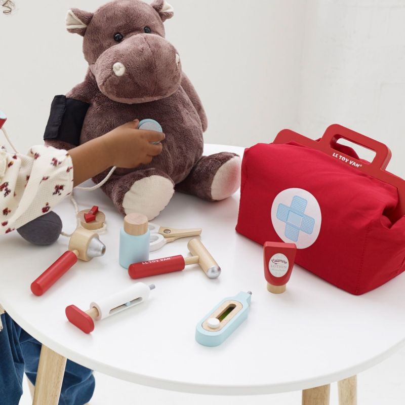 Mallette de docteur en bois FSC (10 accessoires) Le Toy Van Ambiance 2
