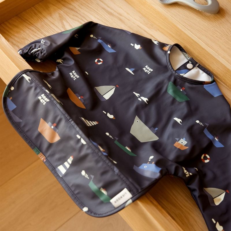 Bavoir à manches Merle Sailing Classic Navy Liewood Ambiance 2