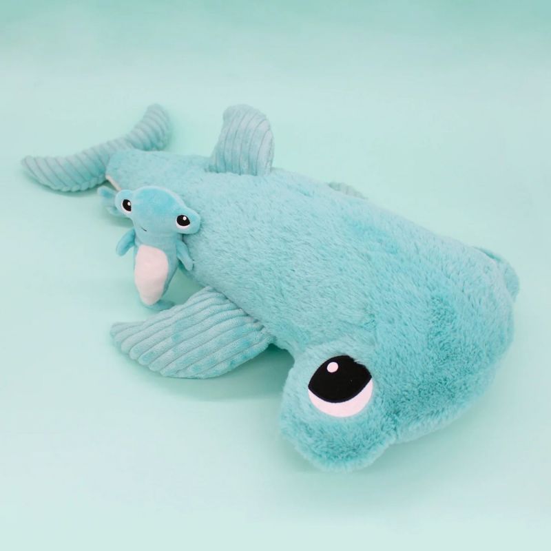Peluche Requin maman et bébé Les Ptipotos Aqua (57 cm) Les Déglingos Ambiance 2