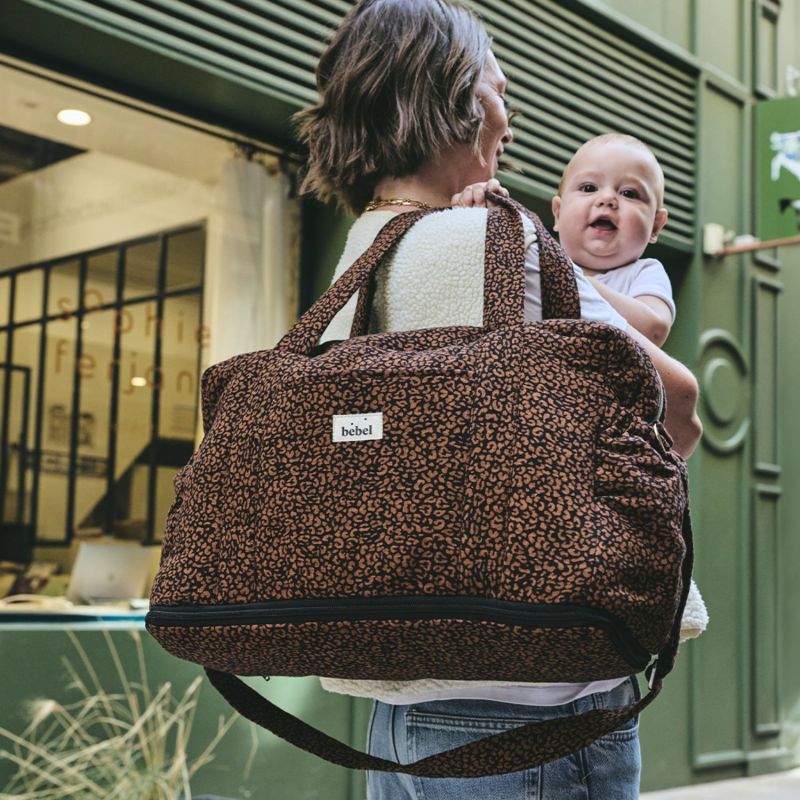 Sac à langer bandoulière 24/48h Léopard noir BEBEL Ambiance 2