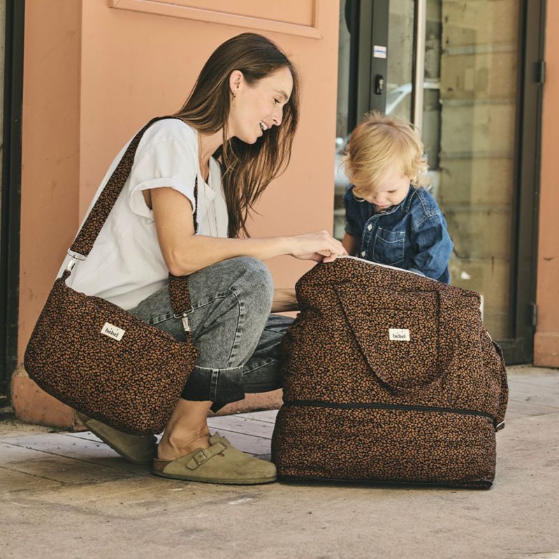 Sac à langer bandoulière 24/48h Léopard noir BEBEL Ambiance 4