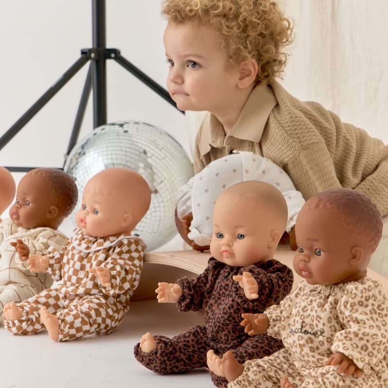 Poupée Romy avec tenue col Gaze Léopard Marron Atelier Wagram Ambiance 4