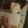 Peluche chat Calore Beige et son panier Konges Sløjd Ambiance 2