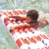 Matelas aquatique Baleine rouge et blanc Swim Essentials Ambiance 4
