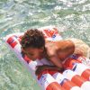 Matelas aquatique Baleine rouge et blanc Swim Essentials Ambiance 5