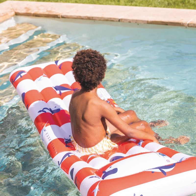 Matelas aquatique Baleine rouge et blanc Swim Essentials Ambiance 2