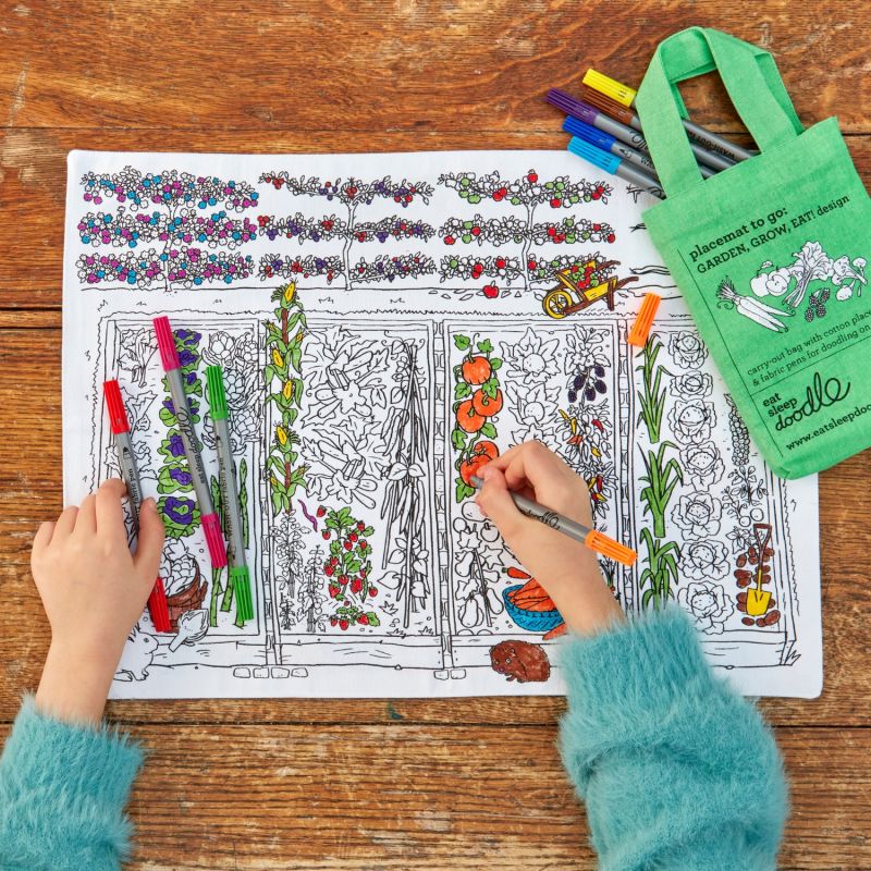 Set de table à colorier lavable et réutilisable Jardin avec 10 feutres Eatsleepdoodle Ambiance 4