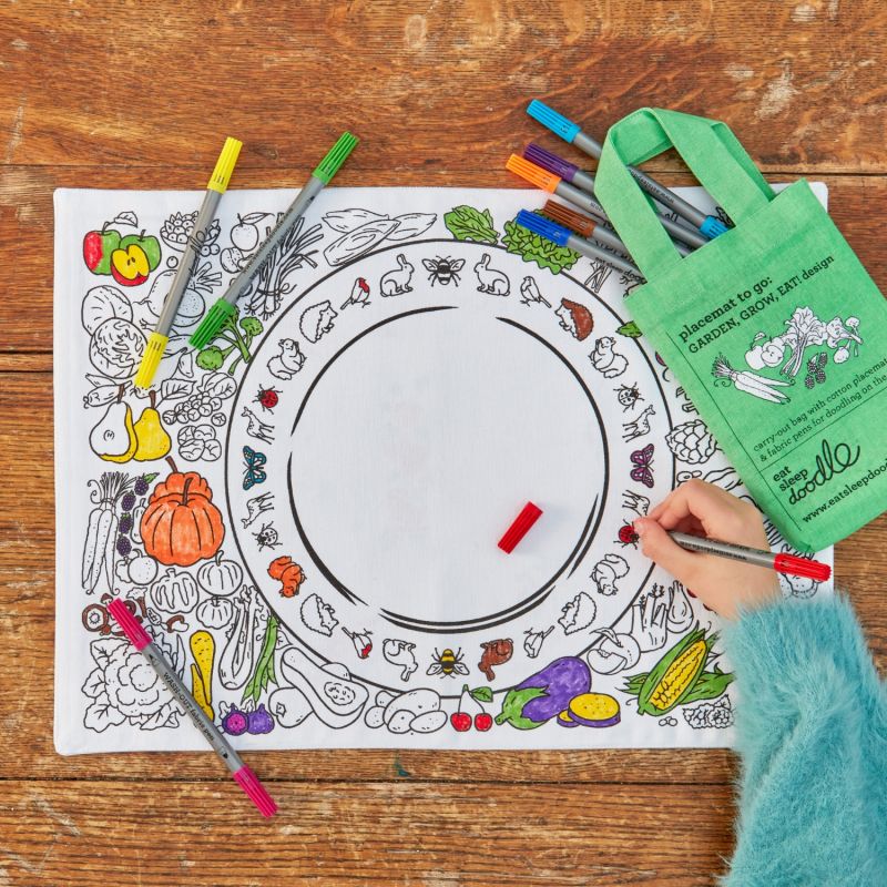 Set de table à colorier lavable et réutilisable Jardin avec 10 feutres Eatsleepdoodle Ambiance 5