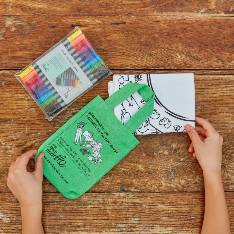 Set de table à colorier lavable et réutilisable Jardin avec 10 feutres Eatsleepdoodle Ambiance 6