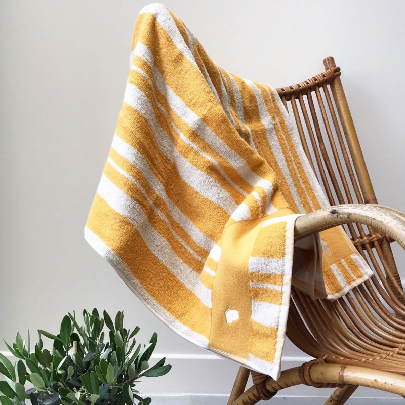 Serviette de plage rayée Soleil personnalisable (70 x 140 cm) L'oiseau bateau Ambiance 2
