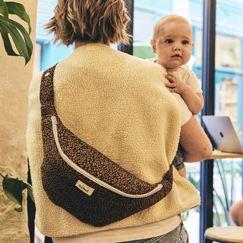 Banane à langer Léopard BEBEL Ambiance 3