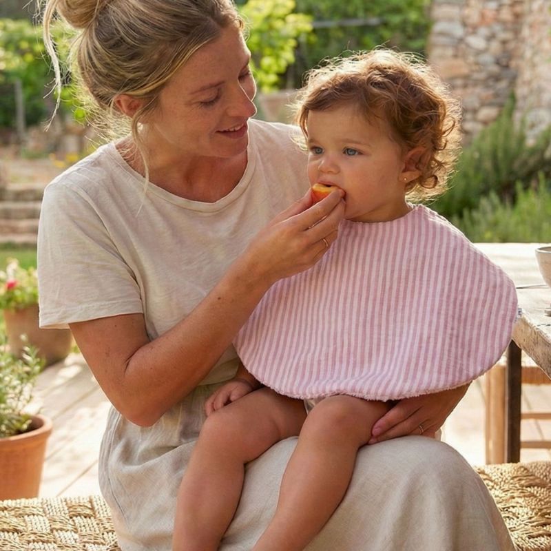 Bavoir 2 en 1 (poncho et épaule) gaze de coton bambou rayé vieux rose BB & Co Ambiance 4