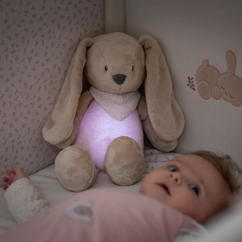 Peluche veilleuse Sleepy Lapin Brun Clair Nattou Ambiance 5