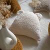 Coussin ours Cream White molletonné Wigiwama Ambiance 3