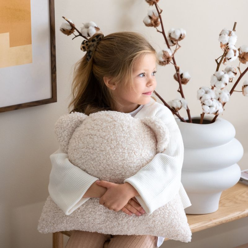 Coussin ours Cream White molletonné Wigiwama Ambiance 2