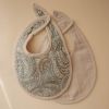 Lot de 2 bavoirs en mousseline Green Paisley-Fog Mushie Ambiance 3