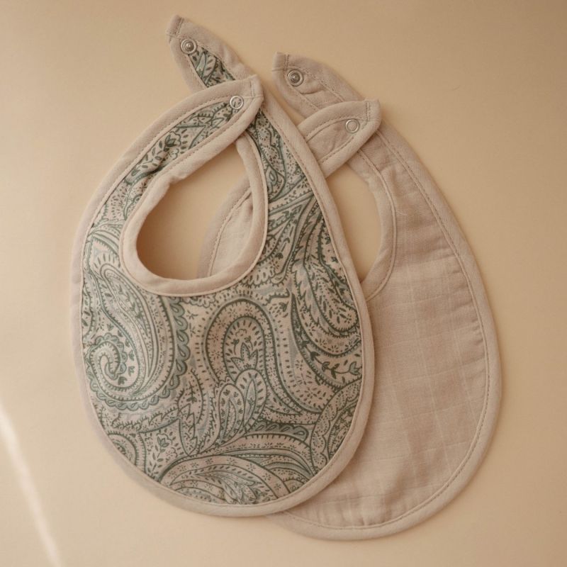 Lot de 2 bavoirs en mousseline Green Paisley-Fog Mushie Ambiance 3