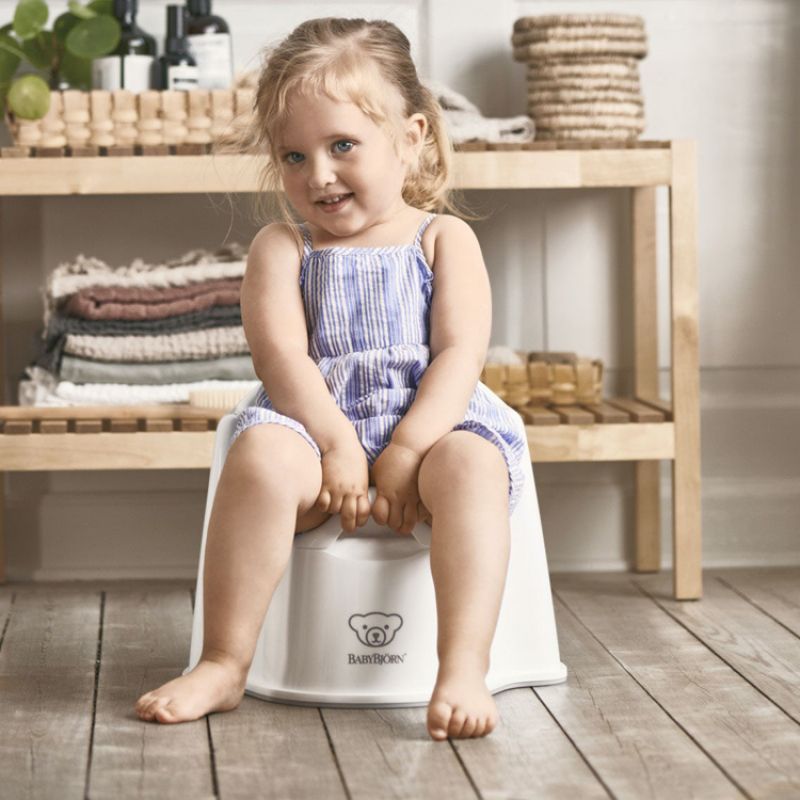 Image d'ambiance de présentation du produit Pot bébé fauteuil blanc et gris - BabyBjörn