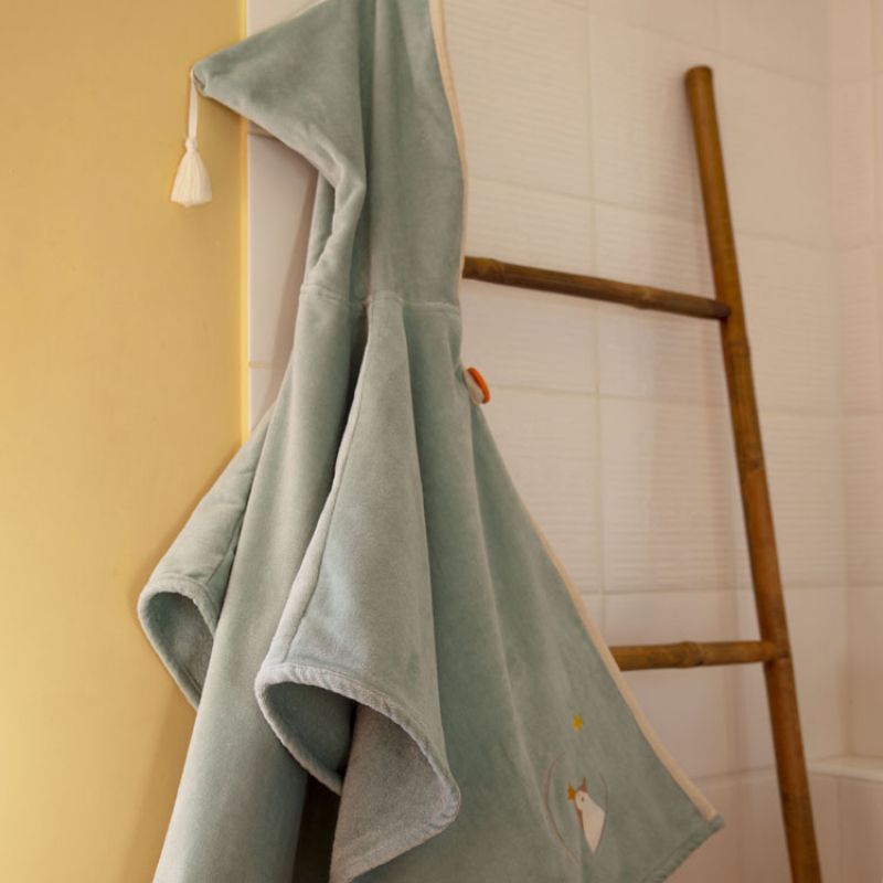 Poncho de bain vert pingouin personnalisable (0-5 ans) L'oiseau bateau Ambiance 2
