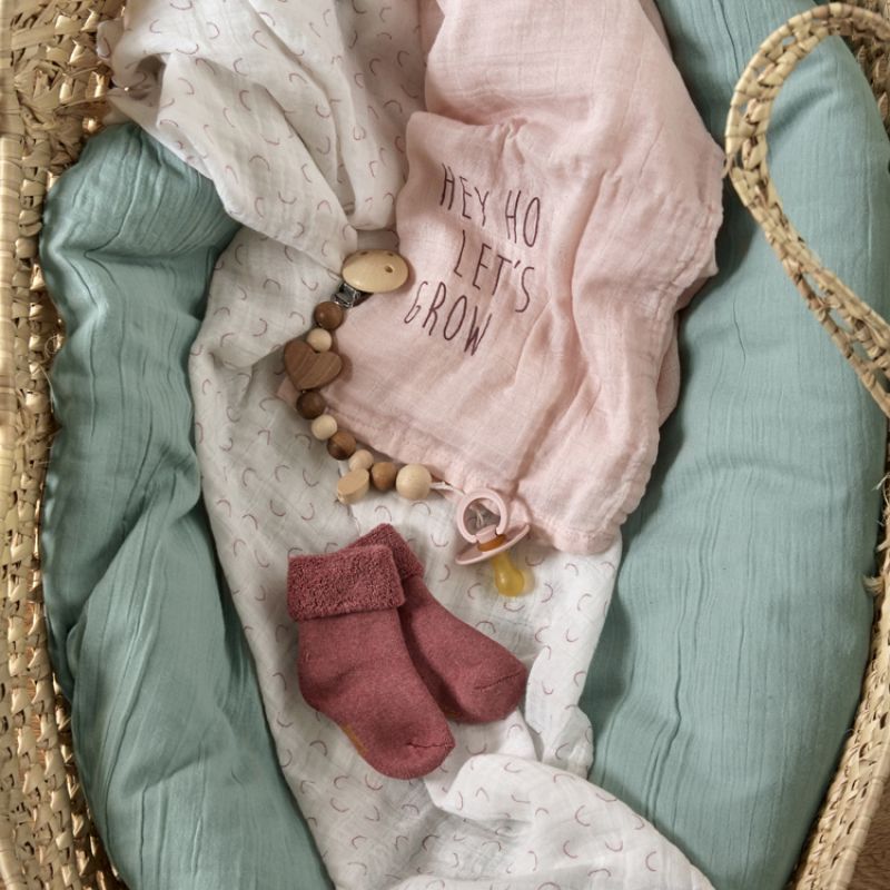 Image d'ambiance de présentation du produit Lot de 3 paires de chaussettes bébé en coton bio rose (pointure 15-18) - Lässig