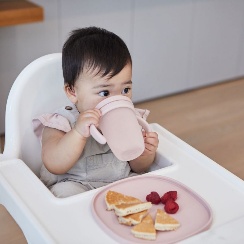 Tasse d'apprentissage évolutive Blush (240 ml) B.Box Ambiance 2