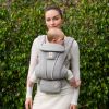 Porte bébé Omni Deluxe Mesh Gris Clair Ergobaby Ambiance 5