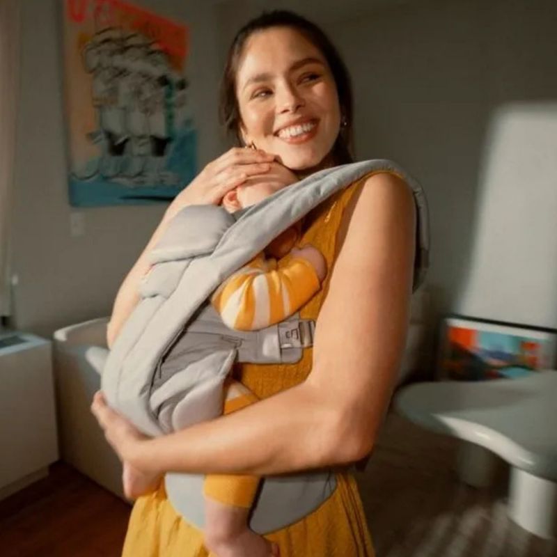 Porte bébé Omni Deluxe Mesh Gris Clair Ergobaby Ambiance 2