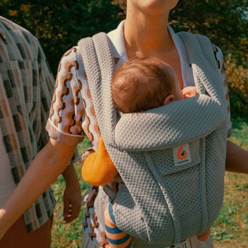 Porte bébé Omni Deluxe Mesh Gris Clair Ergobaby Ambiance 4