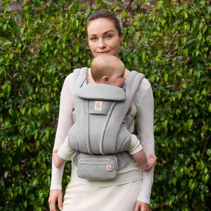 Porte bébé Omni Deluxe Mesh Gris Clair Ergobaby Ambiance 5